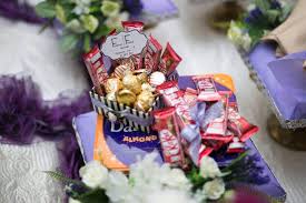 Ini bermakna dari pihak lelaki 3 dulang. Cara Menjimatkan Kos Pertunangan Cahaya Kristal