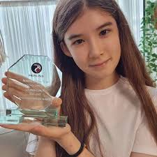 Lauren Lunde's Instagram, Twitter & Facebook