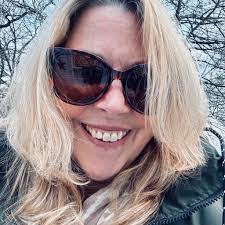 Les Holt's Instagram, Twitter & Facebook