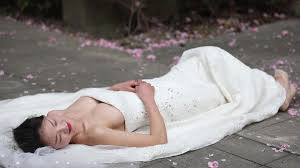 長焦相機偷拍對面公園拍戶外婚紗攝影的新娘子婚紗有點小,新娘子一直走光不斷- SOPORN.COM