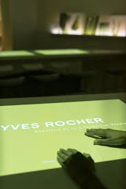 La Scenographie De La Maison Yves Rocher Invite A Entrer Comme Jamais Dans La Marque Yves Rocher Des Decors Stylises Et Immersifs Yves Rocher Gacilly Bretagne