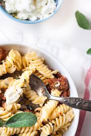 Kostliche Pasta Mit Salbei Getrockneten Tomaten Und Feta Kochkarussell Rezept Beste Pasta Rezepte Vegetarische Beilagen Rezepte