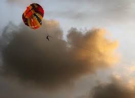 Safe conditions include the right location such as a high cliff. Was Sind Die Unterschiede Zwischen Paragliding Und Parasailing