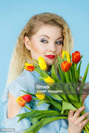 Pretty Woman With Red Yellow Tulips Bunch Stok Fotoğraflar & 8. Gün'nin  Daha Fazla Resimleri
