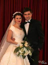 بالصور فساتين زفاف بيرين سات فاطمة الفنية تنافس فستانها الحقيقي turkish bride cute girl poses one shoulder wedding dress