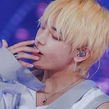 I Love Really Love His Yellow Hair Bts Btsedit Bangtan Bangtanedit V Vedit Tae Taehyung Taeedit Taehyungedit Icons Sarisin Sac Sac Renkli Saclar