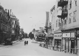 Wird eine ausgangssperre wegen des coronavirus verhängt, darf niemand mehr haus oder wohnung verlassen? Pin Von Thomas Blumke Auf Austria Postwar Historische Bilder Salzburg Bilder