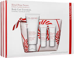 Um ihnen bei der wahl des perfektes produktes ein wenig unterstützung hauttypen zu bieten, hat unser testerteam außerdem das beste produkt dieser. Clarins Moisture Rich Body Lotion Christmas Set Korperlotion 200ml Korperpeeling 30ml Handcreme 30ml Kosmetiktasche Korperpflegeset Makeupstore At