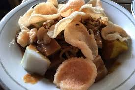Ini karena saya sedang menjalankan program penurunan berat badan, jadi sedikit lupa dengan camilan gurih kaya gorengan dan hidangan berlemak seperti bakso, soto babat, dan mie ayam. 5 Rekomendasi Kupat Tahu Enak Di Bandung Cocok Buat Kamu Sarapan