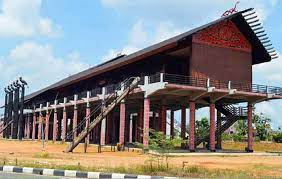 Berikut latar belakang pembentukan asean dengan beberapa kesamaan aspek, yaitu: Rumah Panjang Miniatur Kerukunan Di Perbatasan Indonesia Malaysia