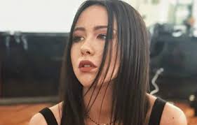 Her birthday, what she did before fame, her family life, fun trivia facts, popularity rankings, and more. Aurora Ramazzotti La Foto Fa Discutere Tra Le Mani Un Palloncino Fallico