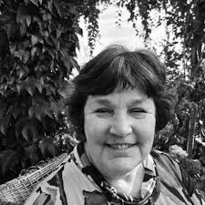 Jeannette (61) heeft post-covid: 'Ik was continu overprikkeld en het voelde  alsof mijn hoofd vol watten zat'