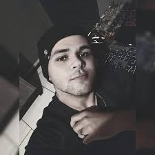 Sem tabus! O cantor Manim Vaqueiro deu uma entrevista dizendo que ama  receber um certo tipo de carinho das meninas que ele fica: “Eu levanto só a  perna”. O que acharam? (📹