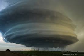 Stockvideo's van mothership supercell storm grows in kansas pt1. à¦Ÿ à¦‡à¦Ÿ à¦° Simon Brewer Weatherpicofday Storm Chaser Photographs Epic Mothership Supercell Mesocyclone Over Open Range South Of Malta Mt Yesterday 9 June 2021 Possibly The Best Structure I Ve Seen In 22 Years Of