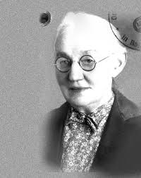 Carola Stern wird 1925 als Erika Assmus im Seebad Ahlbeck auf Usedom  geboren. Ihr Vater stirbt be- reits vor der Geburt, sie wä