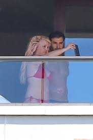 Первый муж бритни спирс о браке с певицей. Britney Spears With Boyfriend Sam Asghari Hawaii 06 30 2021 Celebmafia