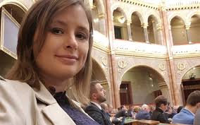 Terepmintás bikiniben mutatta meg sportos testét dúró dóra, a jobbik parlamenti képviselője. Megszuletett Duro Dora Es Novak Elod Negyedik Gyereke