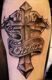 Limage est celle dune croix, mais avec des formes supplémentaires qui rend cette croix unique. Croix Liberta Tatouage