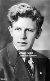 32 Photos & High Res Pictures