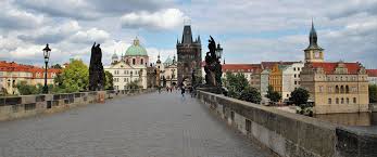 Η τσεχία, επίσημη ονομασία τσεχική δημοκρατία, είναι χώρα στην κεντρική ευρώπη που συνορεύει προς τα βόρεια με την πολωνία, με τη γερμανία στα βορειοδυτικά και τα δυτικά. Tsexia Korwnoios Hania News