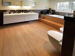 Er fügt ein natürliches dekoratives akzent ein, während er immer noch schlicht und minimalistisch wirkt. Bambusparkett Im Badezimmer