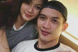 Meski tetap berikan doa dan dukungan, tak dipungkiri jika dirinya masih galau. Artis Yang Dulu Dekat Dengan Rezky Adhitya