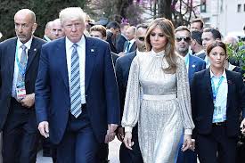 Bocciato abito alexander mcqueen da 2.485 dollari sfoggiato a mount rushmore. Melania Trump 90 Furgoni Di Vestiti E Scarpe Per Il Trasloco Da Manhattan Alla Casa Bianca Libero Quotidiano