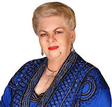 Hola sra paquita saludos y Bendiciones la admiro mucho es toda una dama muy  hermosa soy una admiradora por sus Canciones muy hermosas hermosas igual k  usted para mí mis Respetos es