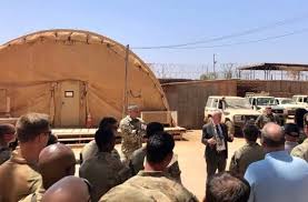 Sawirro: Safiirka Mareykanka ee Soomaaliya oo ka degay saldhiga Balli-doogle