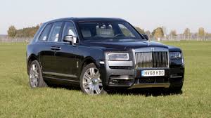 Mit der „cullinan viewing suite kann man zwei lederbezogene sitze an der hecköffnung ausfahren lassen. Rolls Royce Cullinan Standesgemasses Zugfahrzeug