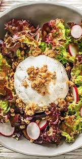 Perfekte Vorspeise Fur Dein Festessen Gebackener Camembert Mit Nuss Crumble Auf Radieschen Salatbett Und Bal Gebackener Camembert Rezepte 3 Gange Menu Rezepte