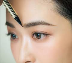 洗練は細部に宿る その最たるものが眉 アラフォーの開運メイク 幸せ顔 の作り方 メイク 若見えメイク リキッドチーク