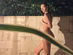 Vittoria Ceretti e gli scatti “naked” su Instagram | Vogue Italia