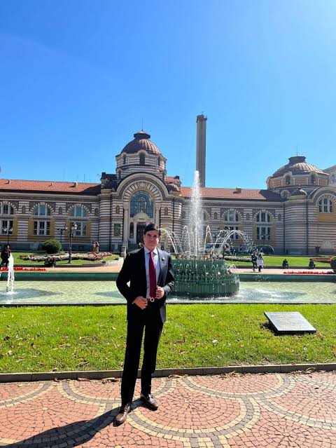 Juan Pablo Carrascod e groote de fondo un castillo