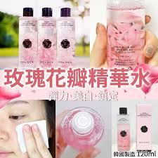 韓國製造玫瑰花瓣精華水120ml 65 支 2支或以上 55 支 截單日期 10月4號晚上6點 預計到貨日 11月中 睇得到的花瓣 超精緻自然玫瑰花瓣精華水 玻尿酸分子超小更好吸收 通過豐富的玫瑰香和深層的水潤感