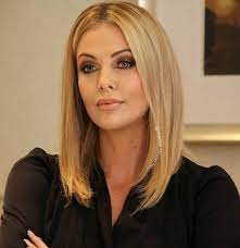 Charlize Theron Celeb Blondes In 2021 Charlize Theron Hair Hair Inspiration Hair Beauty