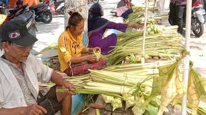 Cara mudah membuat ketupat lebaran ketupat lebaran terbuat dari dua helai daun kelapa yang masih. Bequny Xva5r7m