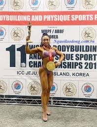 Sau đó, bà sang hương cảng làm thư ký cho nguyễn ái quốc ở văn phòng chi nhánh đông phương bộ của quốc tế cộng sản. Co Gai Vang Pháº¡m Thá»‹ PhÆ°Æ¡ng Tháº£o Len Ngoi Vo Ä'á»‹ch Tháº¿ Giá»›i Bao NgÆ°á»i Lao Ä'á»™ng