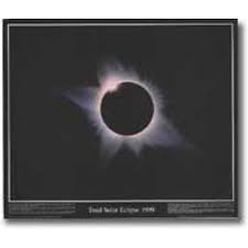 În timpul unei eclipse parțiale de soare (dreapta), luna blochează doar o parte din discul soarelui ( 23 octombrie 2014 ). Poster Eclipsa TotalÄƒ De Soare 1999