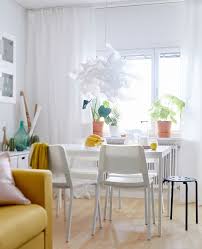 Ein Esszimmer Mit Grossem Melltorp Tisch In Weiss Mit Weissen Stuhlen Daruber Eine Leuchte Mit Einem Schirm Pax Kleiderschrank Tisch Weiss Ikea Pax Kleiderschrank