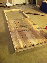 Sliding Barn Door From Reclaimed Pallet Wood We Could Make A Door If We Never Found One Scheunentor Diy Diy Tur Schiebestallturen