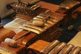 Sampai saat ini, rindik juga kerap digunakan sebagai alat musik pelengkap pada acara pernikahan dan penyambutan tamu penting. Alat Musik Tradisional Daerah Istimewa Yogyakarta Diy Tentang Provinsi
