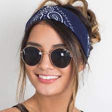 Enrouler votre bandana autour de votre chignon. 1001 Idees Comment Mettre Un Bandana Stylee Des Pieds A La Tete