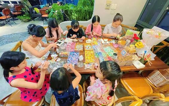 Những hoạt động như làm lồng đèn thủ công giúp thế hệ trẻ hiểu hơn về giá trị của các sản phẩm truyền thống trong dịp Trung thu.
