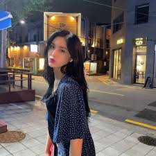 The group is composed of six members: Everglow Members Profile 6 Member Kpop Guide Group Members And Celebrities