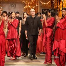 Tarun tahiliani is a noted indian fashion designer. Tarun Tahiliani S Wife Had A Short Modelling Career Wherein She Even Modelled For Pierre Cardin Before Heading Tahiliani Retail Operations Photogallery