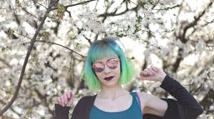 Da hat dir deine freundin was ganz richtiges erzählt, denn mit dem neuen trend haarkreide kannst du dir ganz einfach tolle farbeffekte ins haar zaubern. Haarkreide Wie Sinnvoll Ist Haarefarben Mit Kreide Utopia De