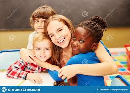 ● gardienne nom féminin femme gardant un ou des enfants à son. Les Enfants Heureux Etreignent La Gardienne D Enfants Photo Stock Image Du Gardienne Etreignent 146539390