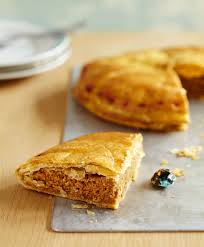 1 Preparez Le Frangipane Mixez Les Speculoos Dans Un Saladier Melangez Un Oeuf Avec Le Beurre Et Le Galette Des Rois Amande Recette Entremet Alimentation