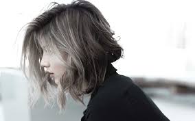 Il taglio long bob si presta ad essere realizzato su tutti i tipi di capelli che siano mossi, ricci o lisci. Capelli Corti Mossi Come Farli A Casa E Quali Prodotti Utilizzare Contestarockhair